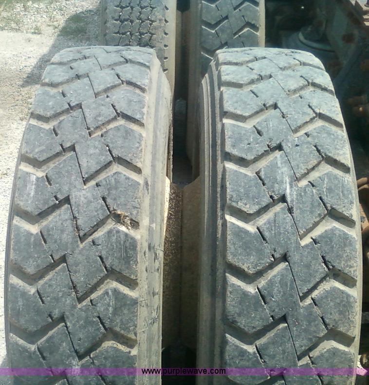 image for item 1902 1990 Freightliner FLD120 semi truck