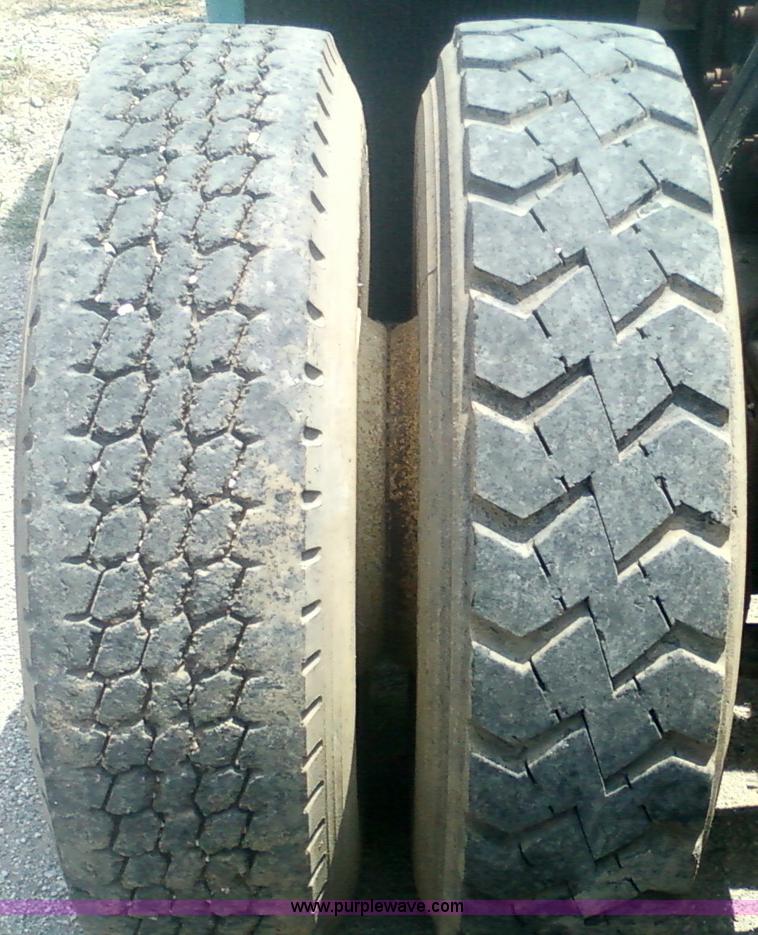 image for item 1902 1990 Freightliner FLD120 semi truck