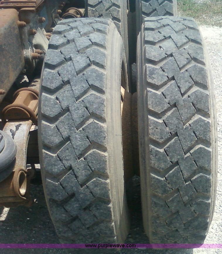 image for item 1902 1990 Freightliner FLD120 semi truck