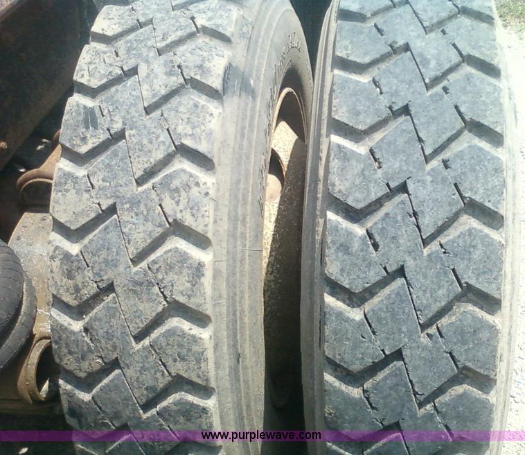 image for item 1902 1990 Freightliner FLD120 semi truck