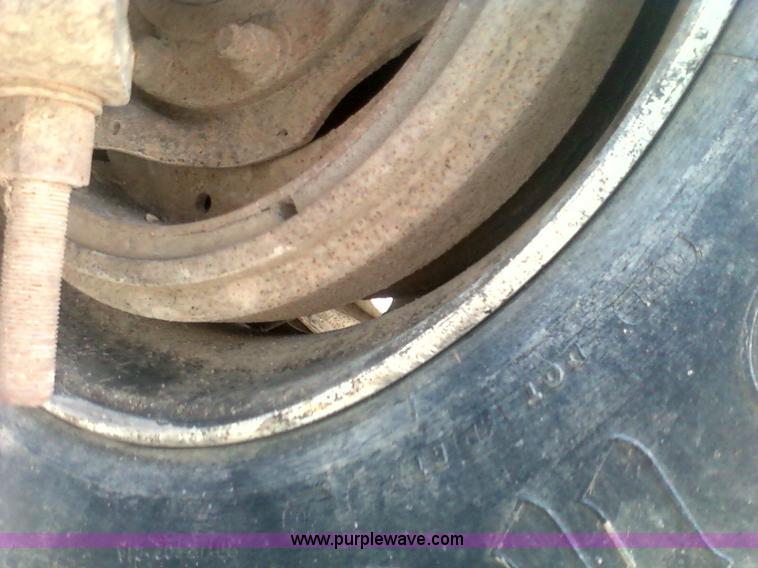 image for item 1902 1990 Freightliner FLD120 semi truck