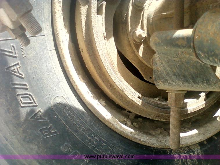 image for item 1902 1990 Freightliner FLD120 semi truck