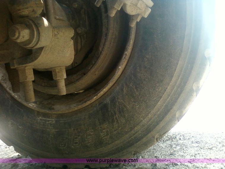 image for item 1902 1990 Freightliner FLD120 semi truck