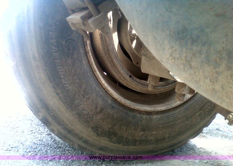 image for item 1902 1990 Freightliner FLD120 semi truck