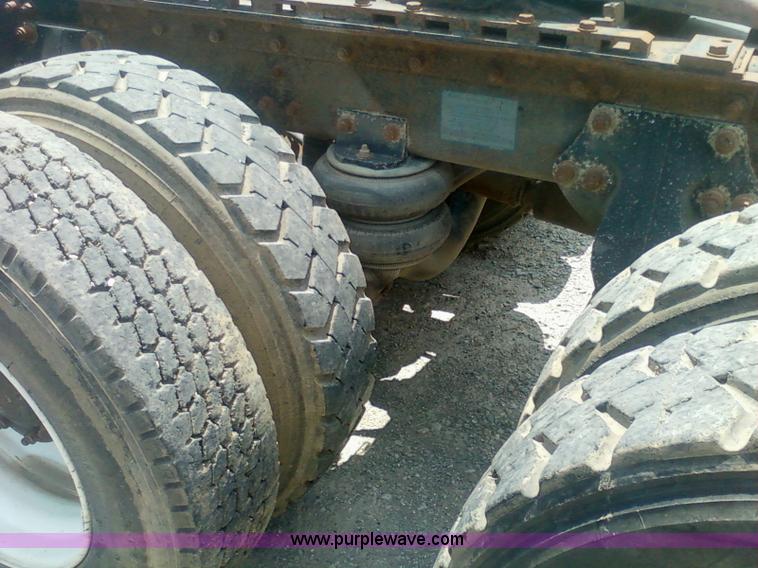 image for item 1902 1990 Freightliner FLD120 semi truck