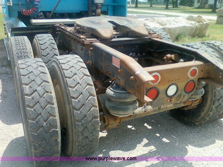 image for item 1902 1990 Freightliner FLD120 semi truck