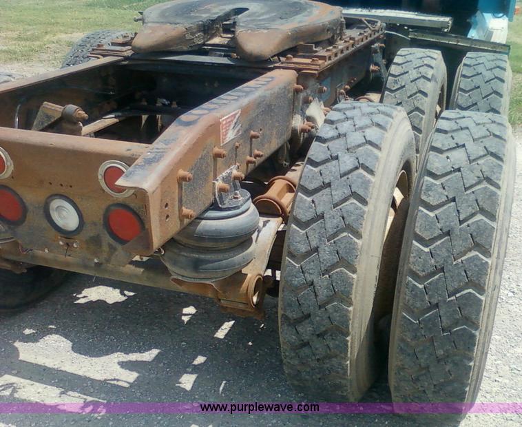 image for item 1902 1990 Freightliner FLD120 semi truck