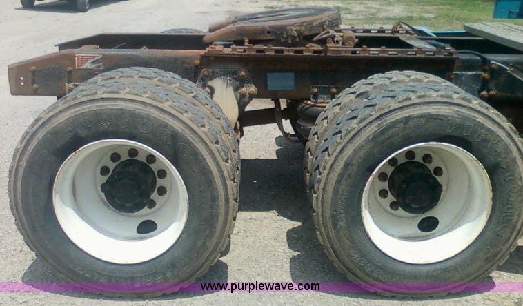 image for item 1902 1990 Freightliner FLD120 semi truck