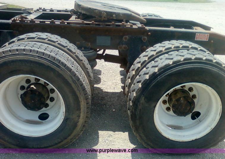 image for item 1902 1990 Freightliner FLD120 semi truck