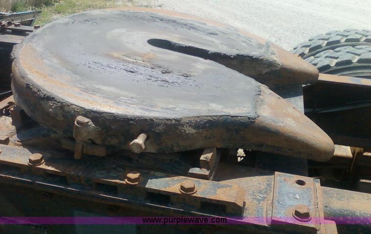 image for item 1902 1990 Freightliner FLD120 semi truck