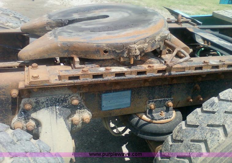 image for item 1902 1990 Freightliner FLD120 semi truck