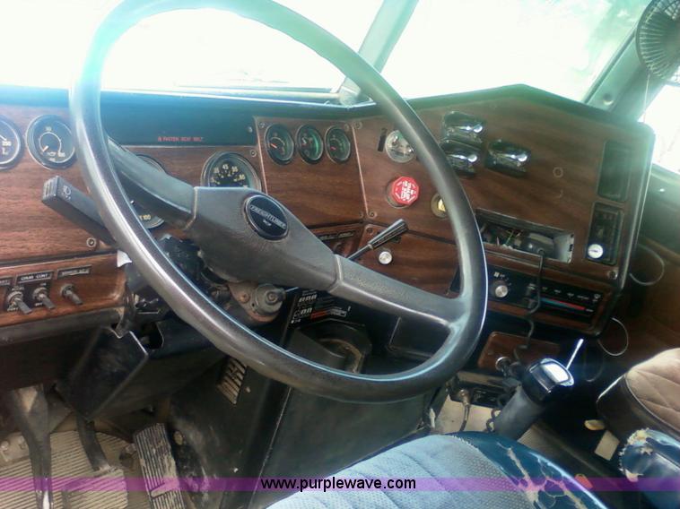 image for item 1902 1990 Freightliner FLD120 semi truck