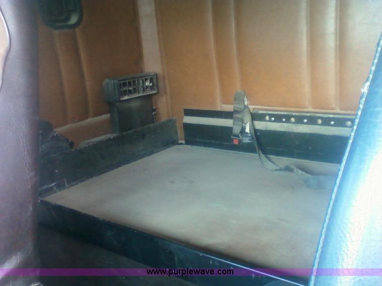 image for item 1902 1990 Freightliner FLD120 semi truck