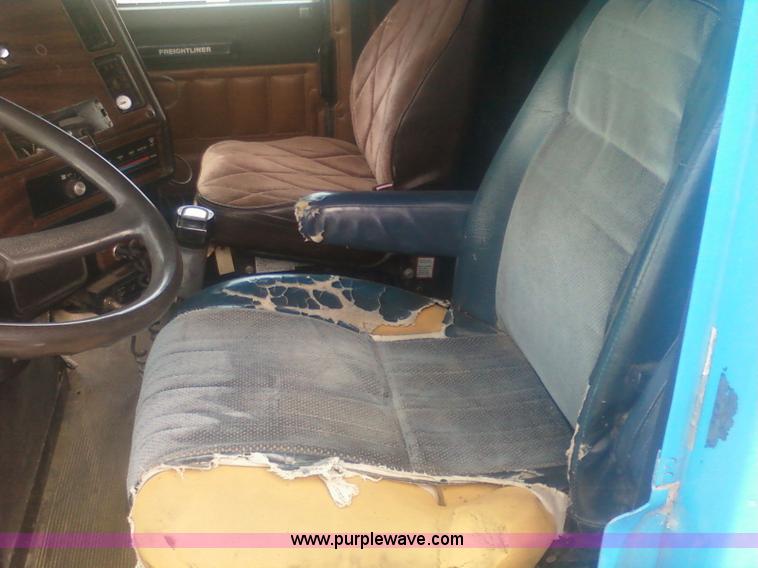 image for item 1902 1990 Freightliner FLD120 semi truck