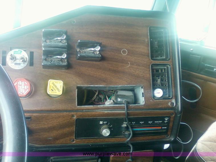 image for item 1902 1990 Freightliner FLD120 semi truck