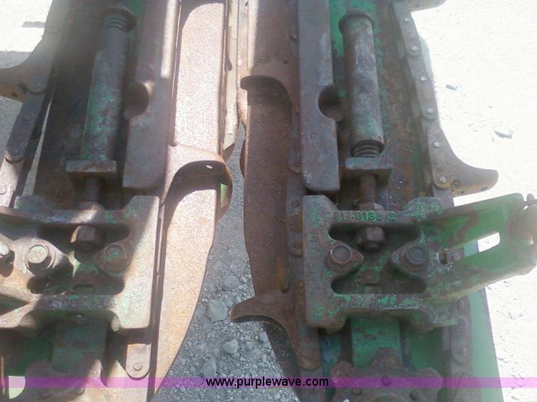 image for item 1905 1994 John Deere 893 corn head