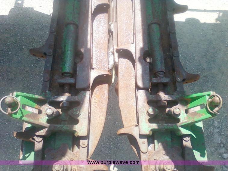 image for item 1905 1994 John Deere 893 corn head