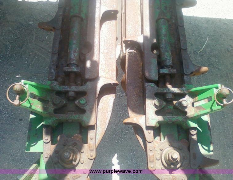 image for item 1905 1994 John Deere 893 corn head