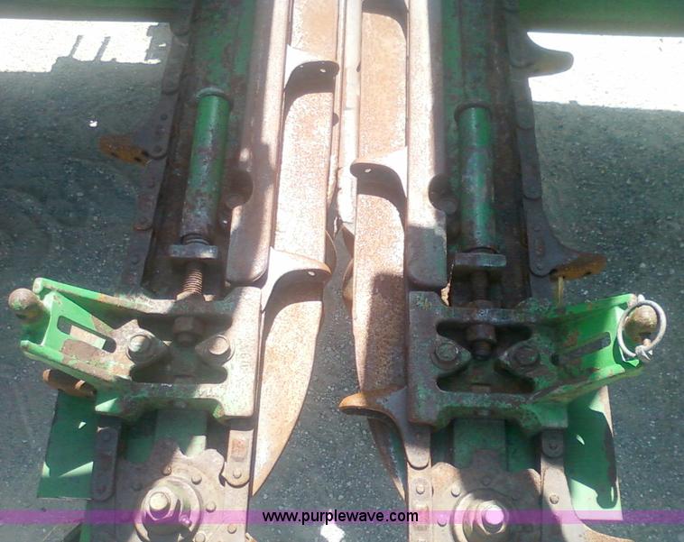 image for item 1905 1994 John Deere 893 corn head