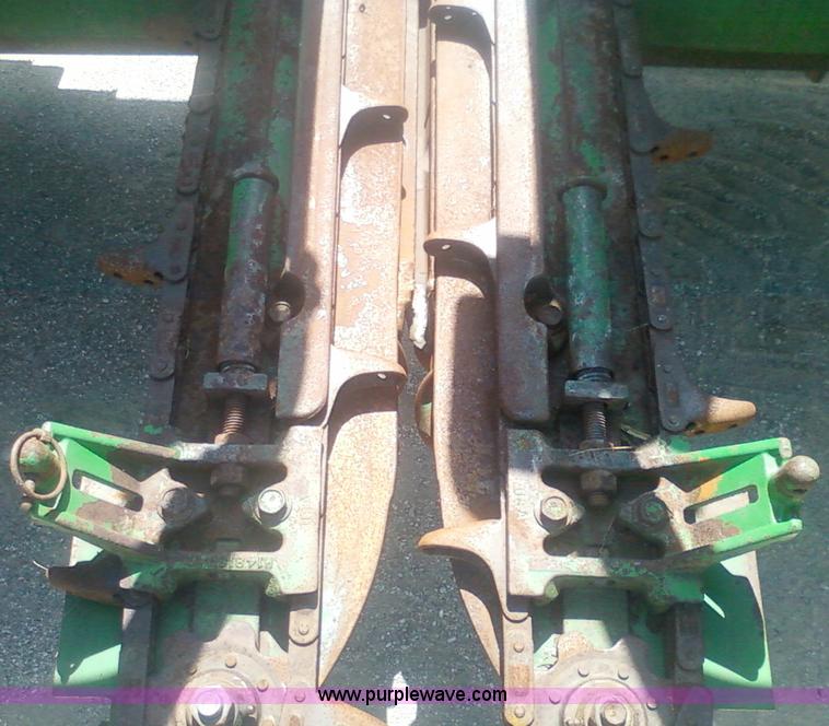 image for item 1905 1994 John Deere 893 corn head