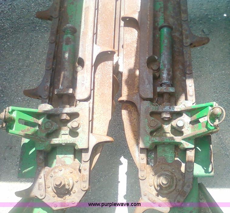 image for item 1905 1994 John Deere 893 corn head