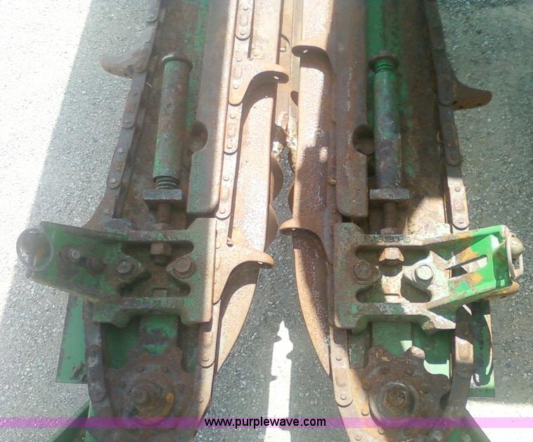 image for item 1905 1994 John Deere 893 corn head