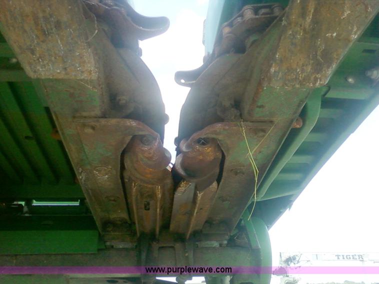 image for item 1905 1994 John Deere 893 corn head