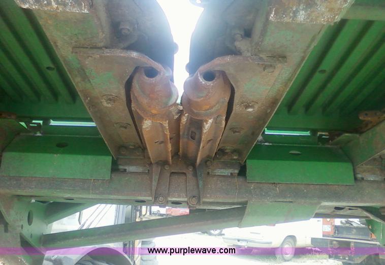 image for item 1905 1994 John Deere 893 corn head