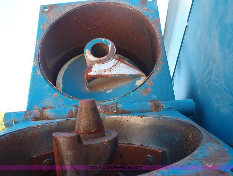 image for item 1910 Kinze 800 grain cart