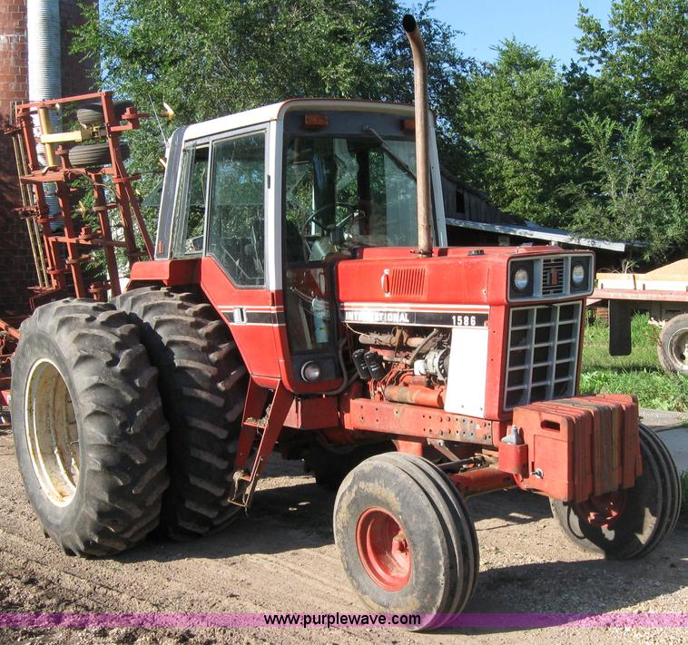 image for item 2229 1975 International 1586 tractor