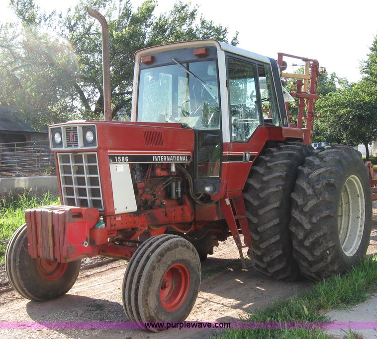 image for item 2229 1975 International 1586 tractor