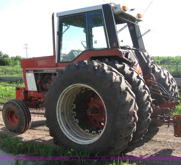 image for item 2229 1975 International 1586 tractor