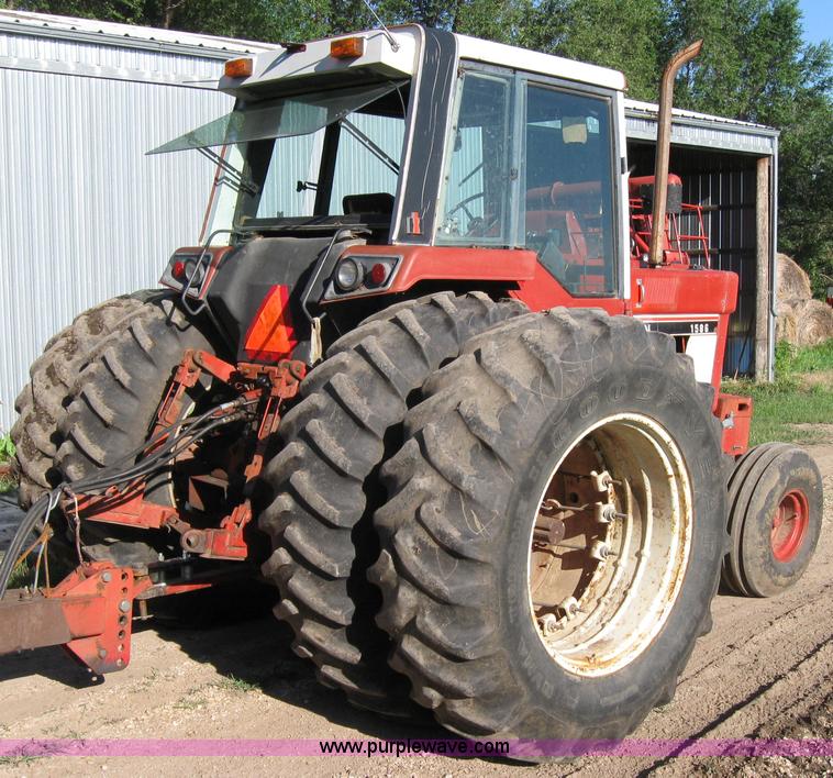 image for item 2229 1975 International 1586 tractor