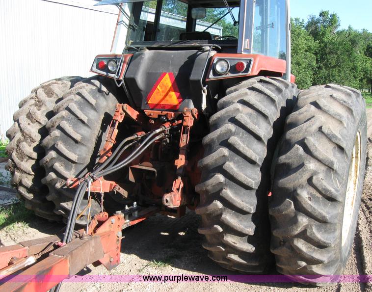 image for item 2229 1975 International 1586 tractor