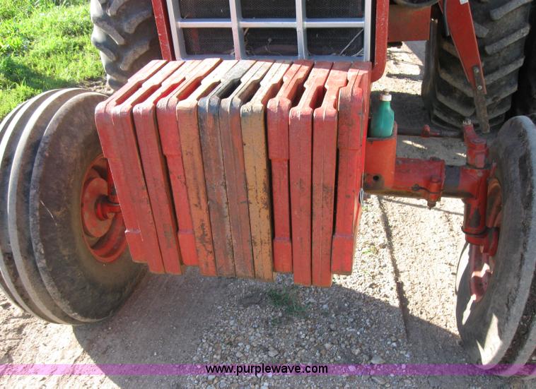 image for item 2229 1975 International 1586 tractor