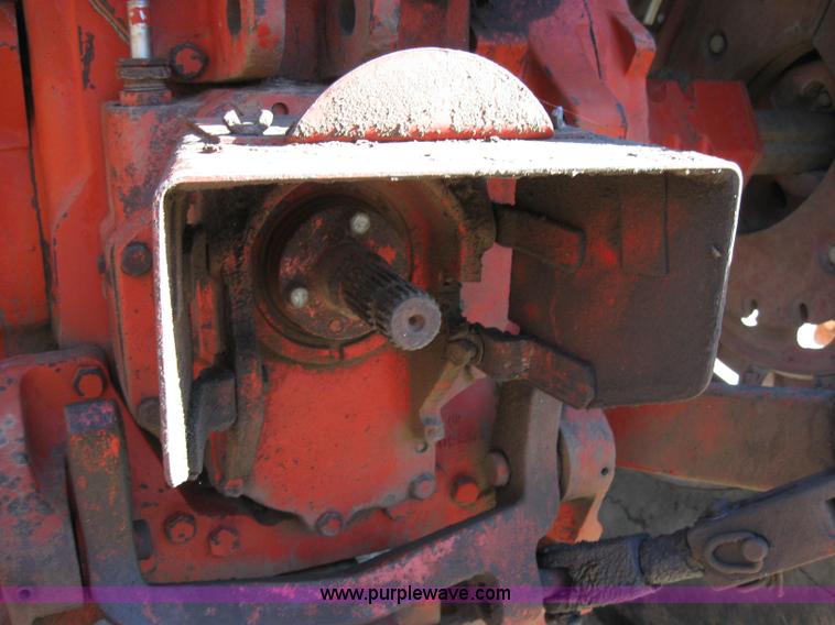 image for item 2229 1975 International 1586 tractor