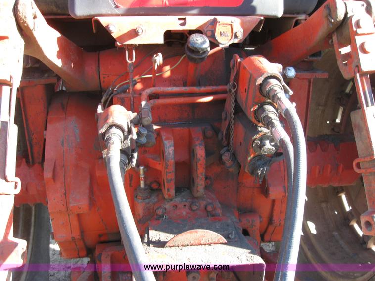 image for item 2229 1975 International 1586 tractor