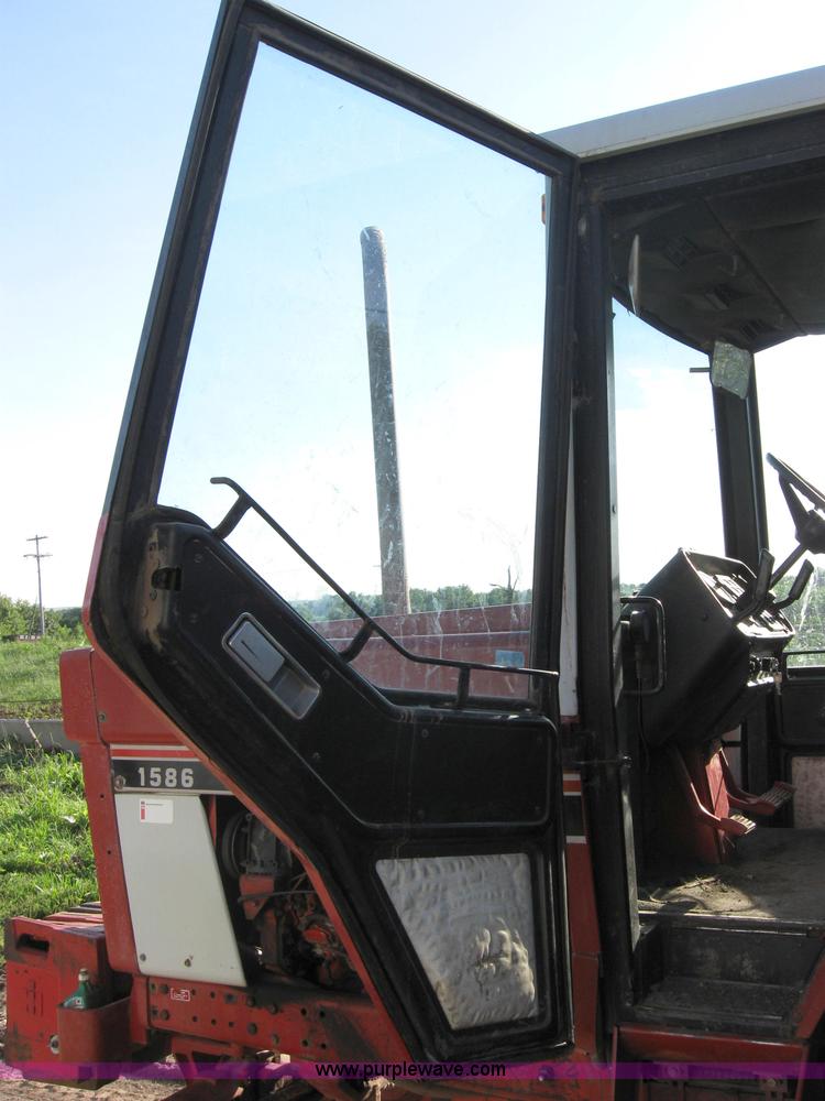image for item 2229 1975 International 1586 tractor
