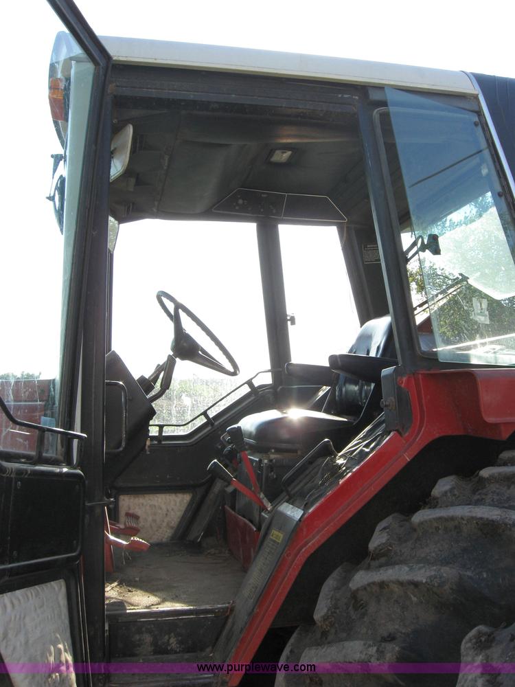 image for item 2229 1975 International 1586 tractor