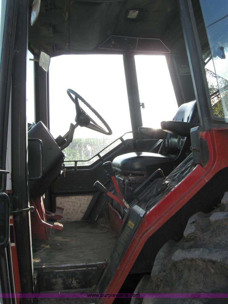 image for item 2229 1975 International 1586 tractor