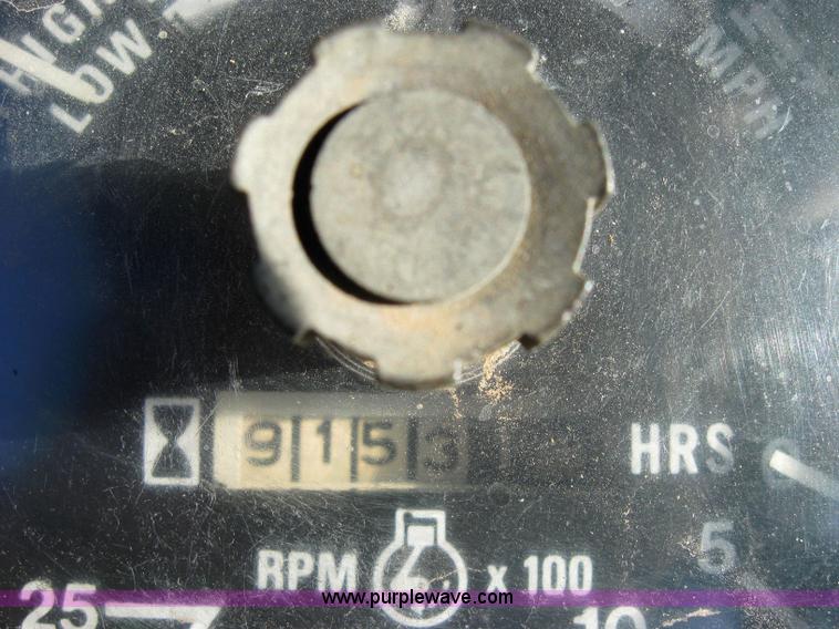 image for item 2229 1975 International 1586 tractor