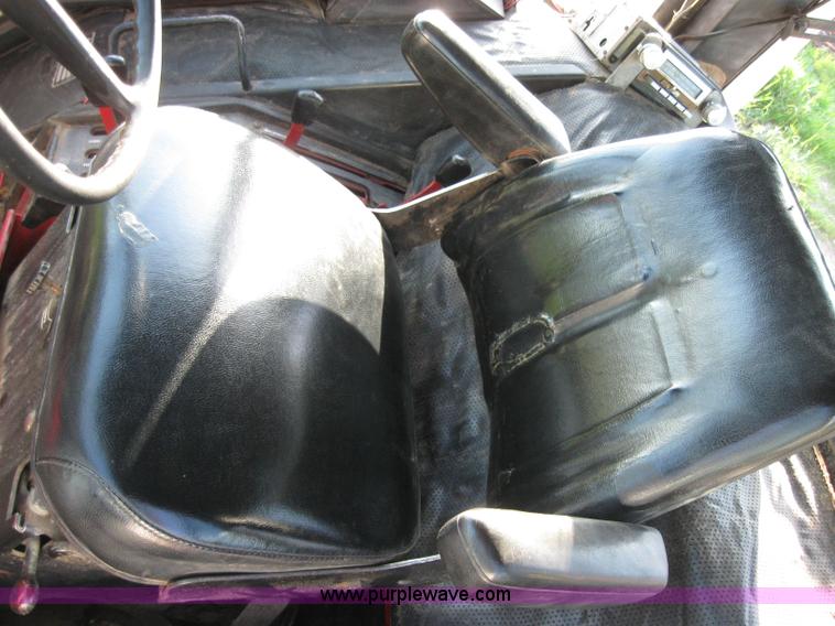 image for item 2229 1975 International 1586 tractor