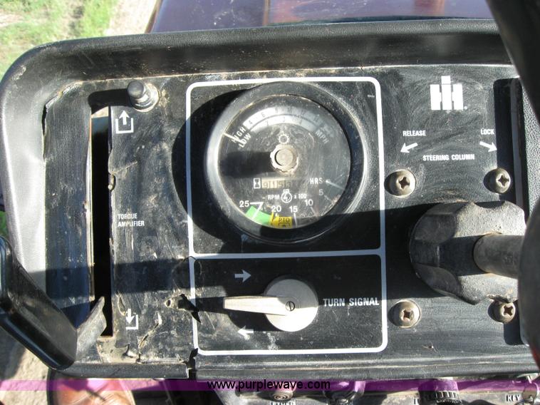 image for item 2229 1975 International 1586 tractor
