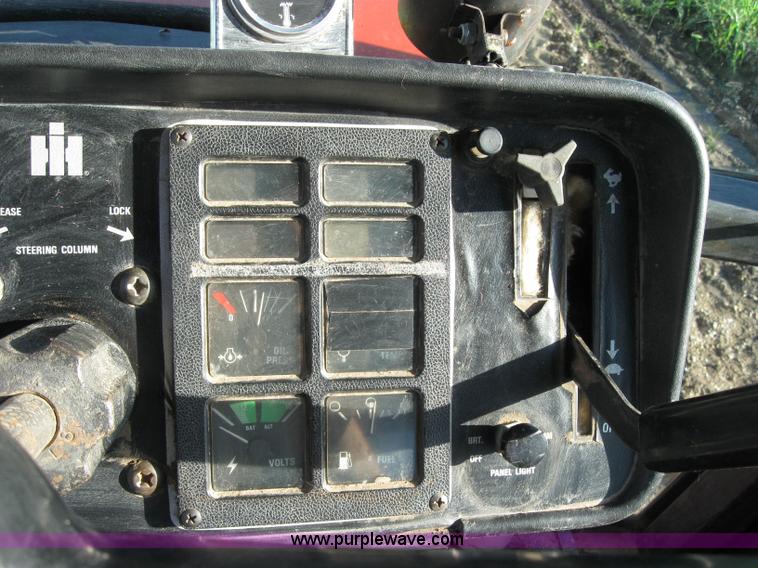 image for item 2229 1975 International 1586 tractor