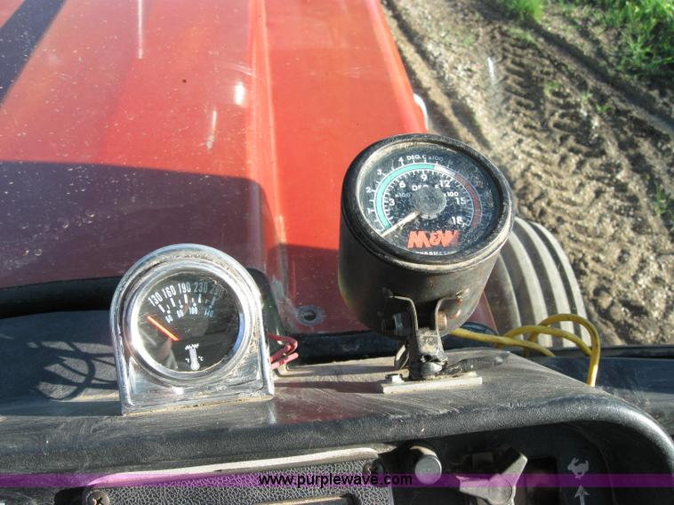 image for item 2229 1975 International 1586 tractor