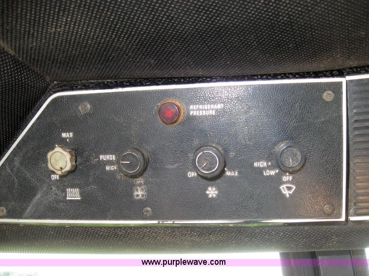 image for item 2229 1975 International 1586 tractor