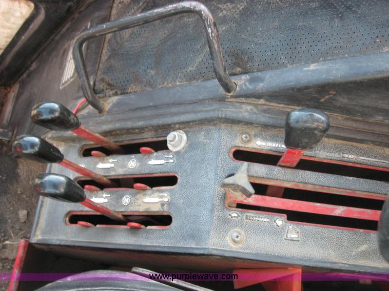 image for item 2229 1975 International 1586 tractor