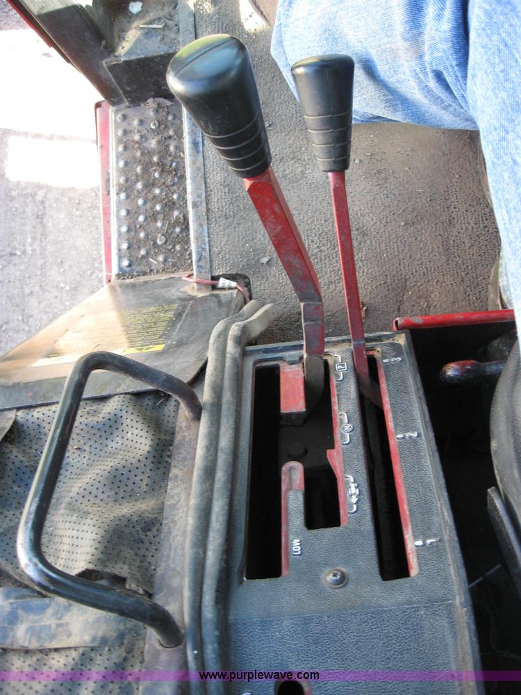 image for item 2229 1975 International 1586 tractor