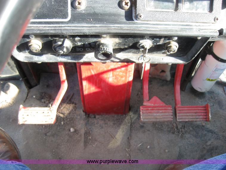 image for item 2229 1975 International 1586 tractor