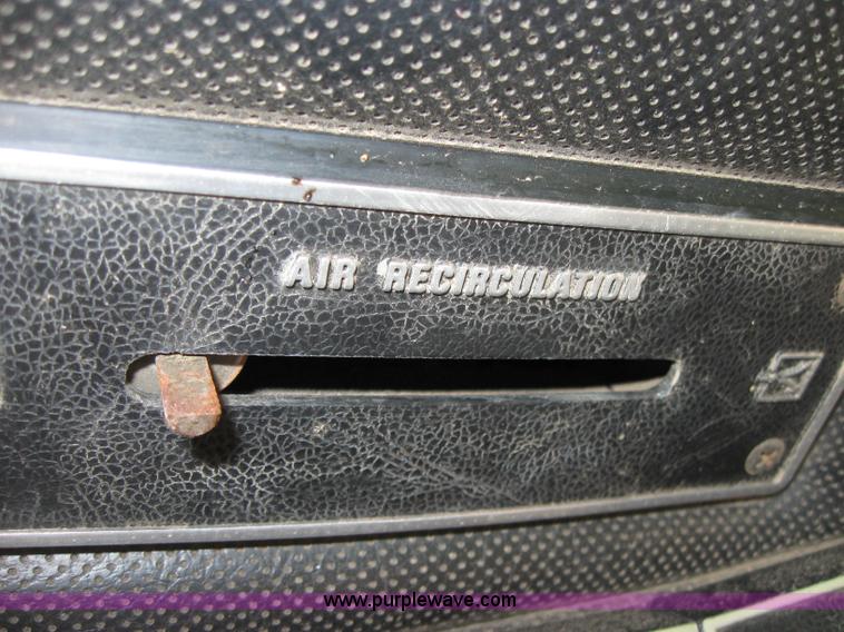 image for item 2229 1975 International 1586 tractor